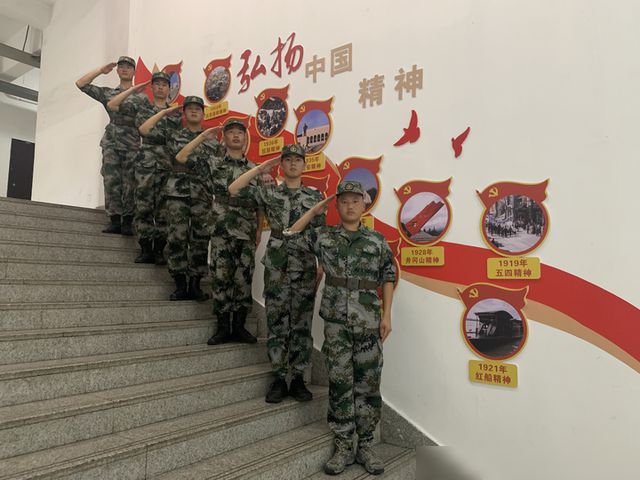 浙江一大学寝室6位同学全是退伍军人,他们是如何要求自己的?