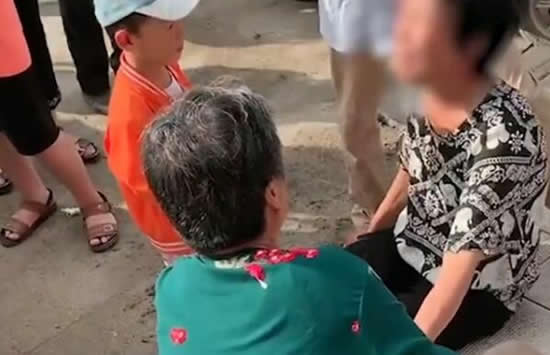 老人卖粮款被偷后绝望大哭，到底是何人所偷？