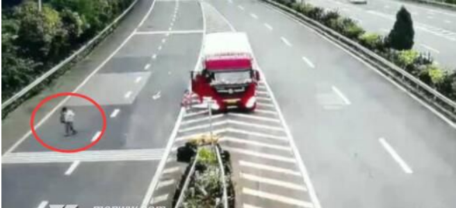 男女坐车旅游因话多被司机丢高速，三人将受到什么惩罚？