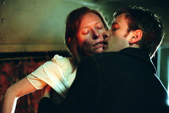 电影《亚当的六个女人》中的牧师是个什么样的人?