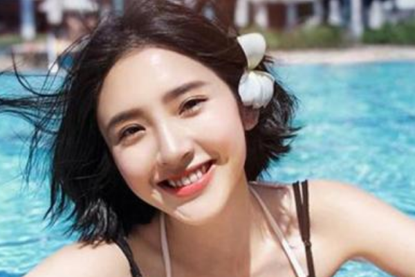 都说唐艺昕家庭背景雄厚,她的家庭背景到底有多丰富?