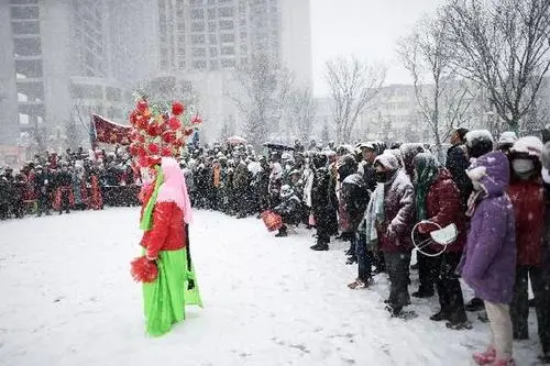 全国多地迎来2021年入秋以来的首场降雪，今年的雪为何下的这么早？