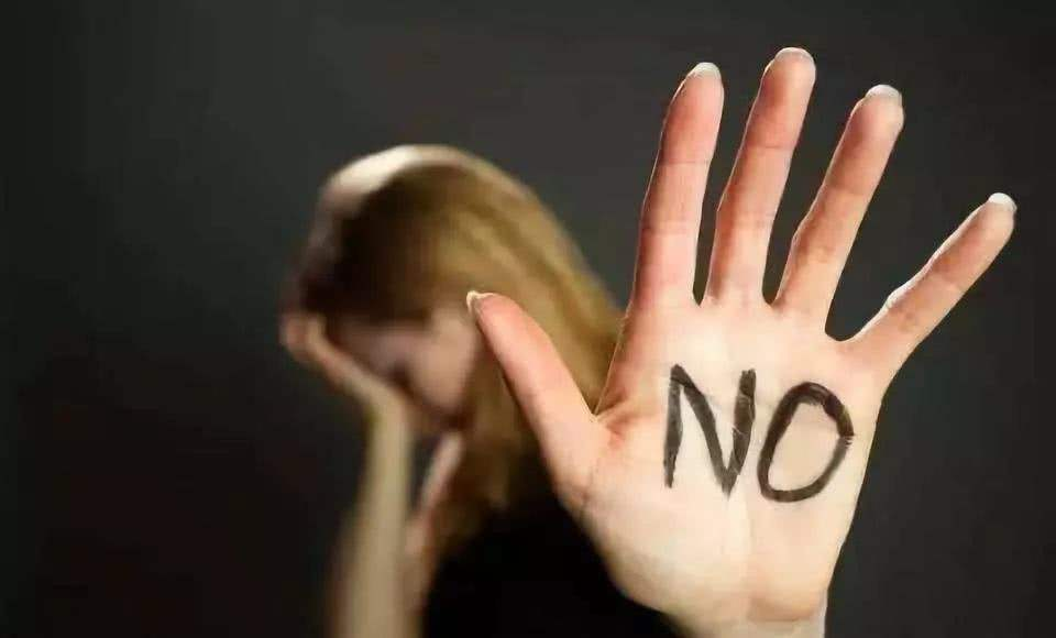 云南昭通23岁女子月子期间遭家暴出走欲轻生,遇到家暴应该怎么办?