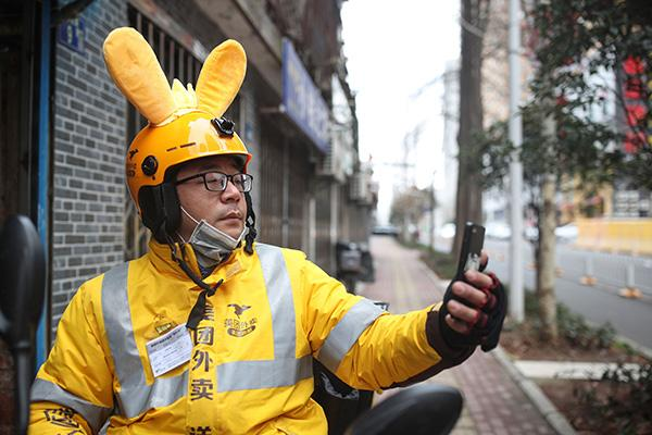 重庆一骑手被取消订单当面怒砸外卖,该名骑手的情绪为何会如此激动?