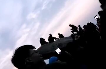 两游客爬上观日峰被骂,这两游客的行为有多让人气愤?