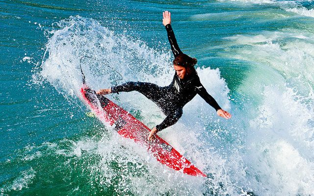 女游客体验飞鱼娱乐项目坠海身亡，造成这起事故的原因是什么？