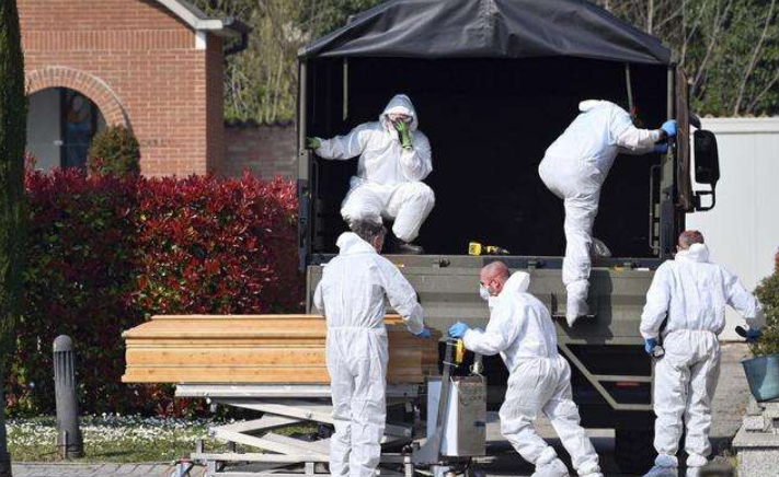 意大利教堂堆满棺材,究竟为什么教堂会变成临时的“停尸间”?