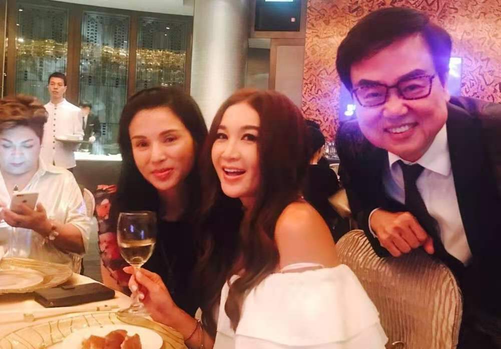 54岁李若彤温碧霞同台《天天向上》,为何网友表示登台那一刻“看呆了”?