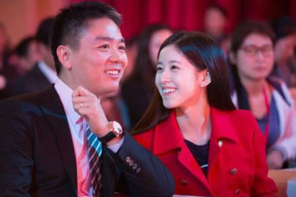 奶茶妹妹和刘强东恋爱照片曝出，当年二人是如何相识相恋的？