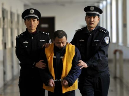 22岁大学生在看守所完成论文答辩，犯过罪的人值得给第二次机会吗？