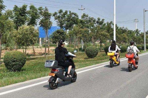 女子骑车撞上宾利后逃逸,如何看待这种行为?