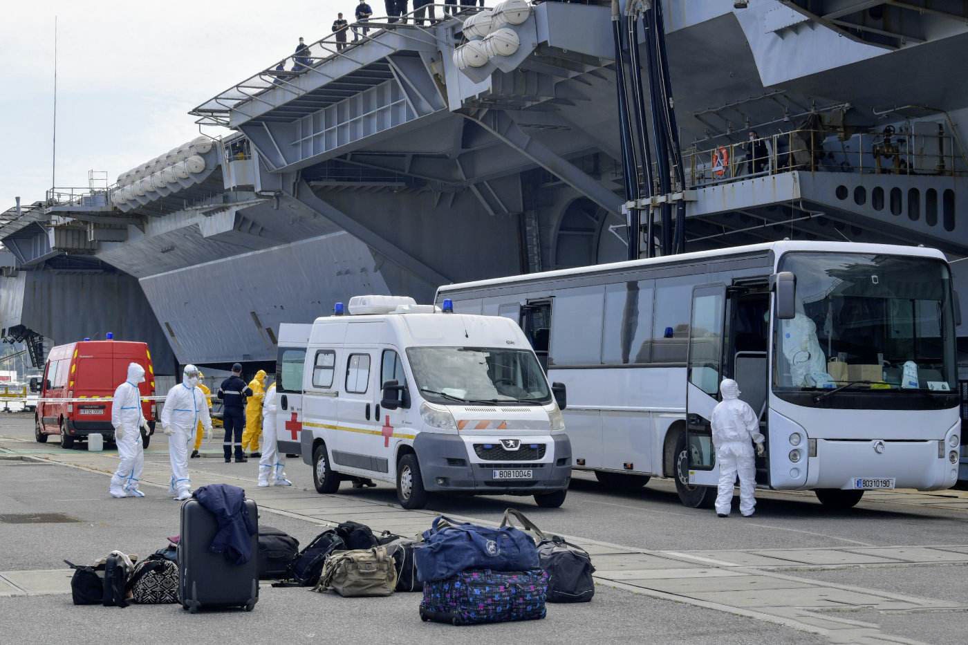 法国女演员脱衣抗议防疫政策，你怎样看待她的这种行为？