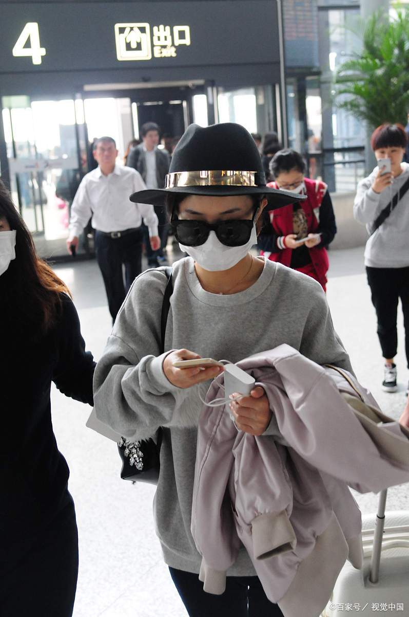 赵丽颖逛街被路人搭讪,路人眼中的她是怎样的?