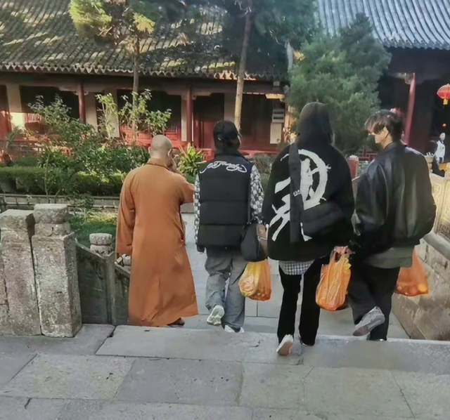 网友峨眉山偶遇Angelababy,她的打扮有多朴素低调?