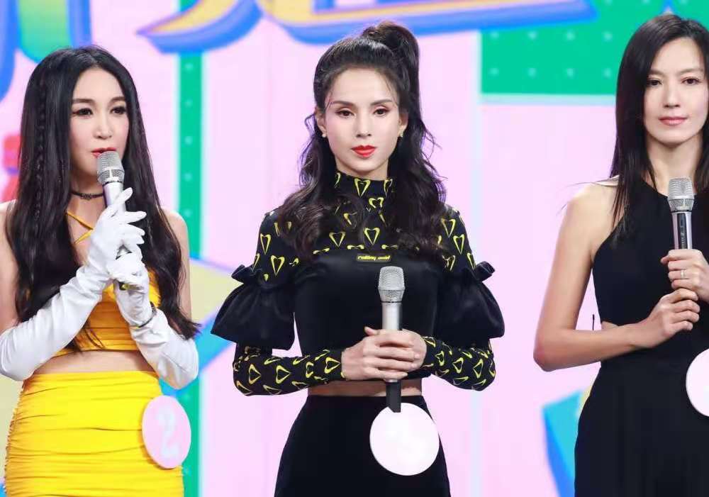 54岁李若彤温碧霞同台《天天向上》,为何网友表示登台那一刻“看呆了”?