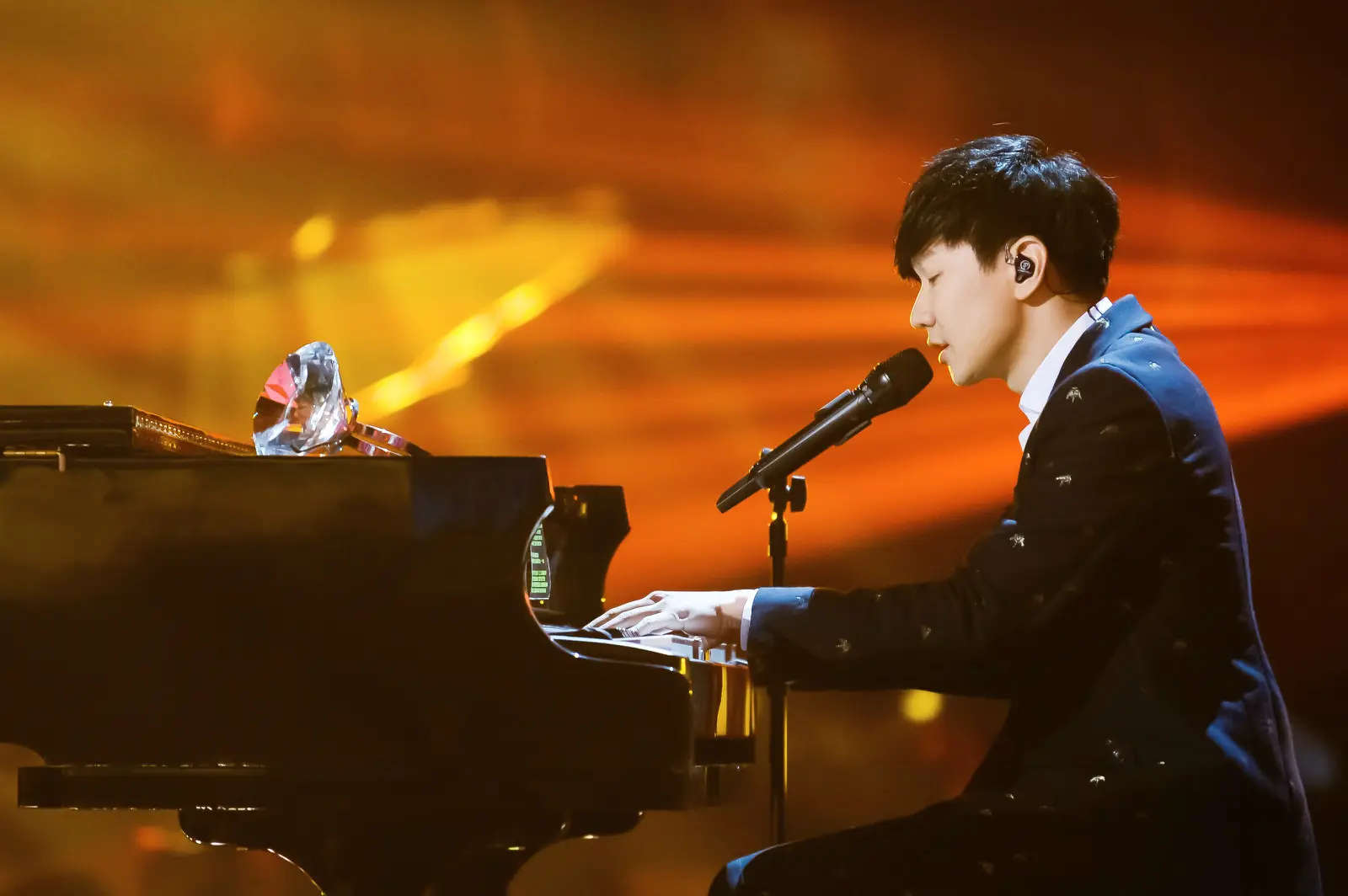 林俊杰又被当年的“套房事件”推上热搜,此事件到底是怎么回事?