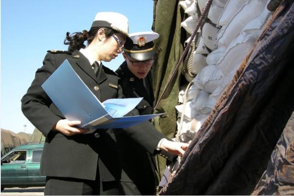 请问出入境检验检疫局和海关有什么区别？业务方面是不是交叉？