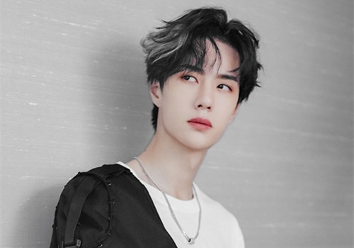 男明星的荧幕初吻都给了谁,肖战太羡慕,蔡徐坤太过于奇葩,你怎么看?