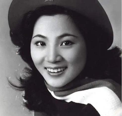 “帽子歌后”凤飞飞,巅峰时红过邓丽君,死讯被“隐藏”一个月,为何?