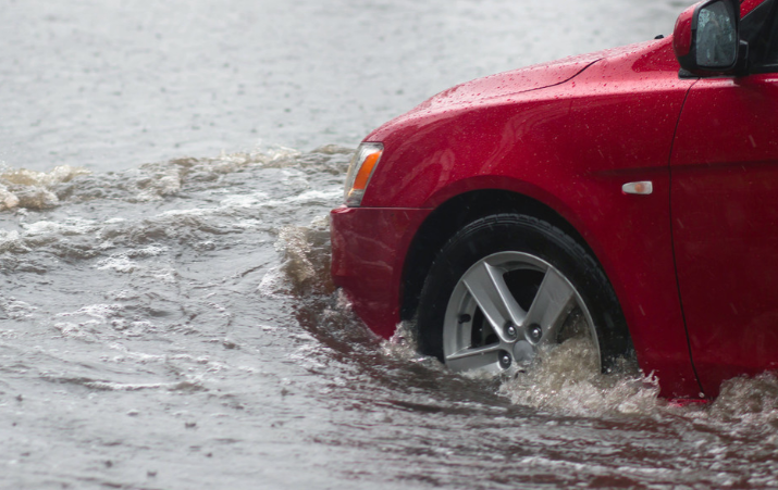 重庆暴雨，出租车齐腰积水中漂浮，汽车涉水后还能开吗？