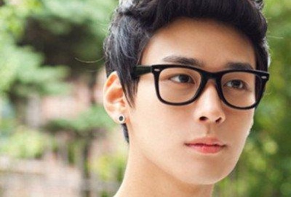 男生戴什么耳钉好看？