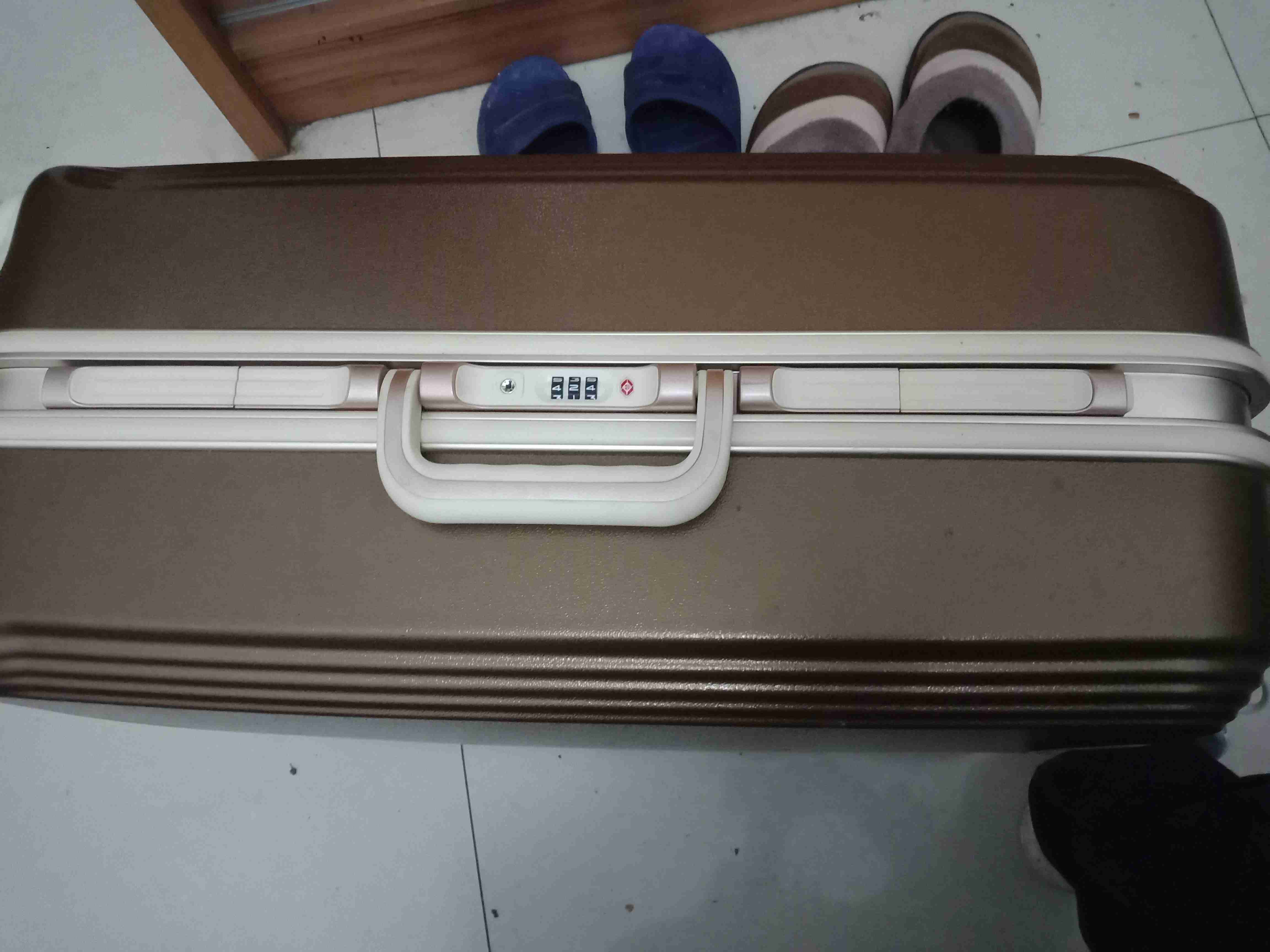 行李箱密码锁了怎么打开?