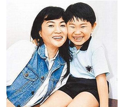 “帽子歌后”凤飞飞,巅峰时红过邓丽君,死讯被“隐藏”一个月,为何?