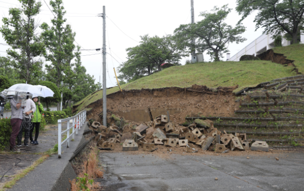 在丽江5.5级地震瞬间,有屋顶瓦片被震落,此次地震是否造成了人员伤亡?