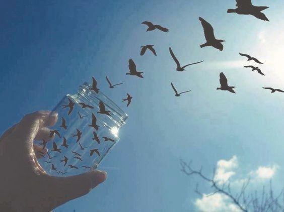 云朵在天空飘荡怎样描写这种情景？