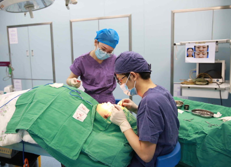 网红抽脂去世,涉事医院全责并赔偿,抽脂手术的风险有多大?