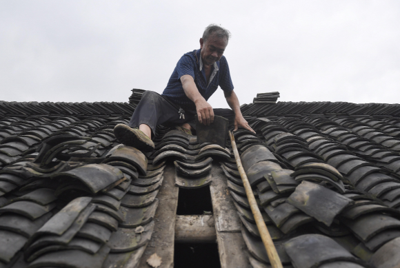 在丽江5.5级地震瞬间,有屋顶瓦片被震落,此次地震是否造成了人员伤亡?