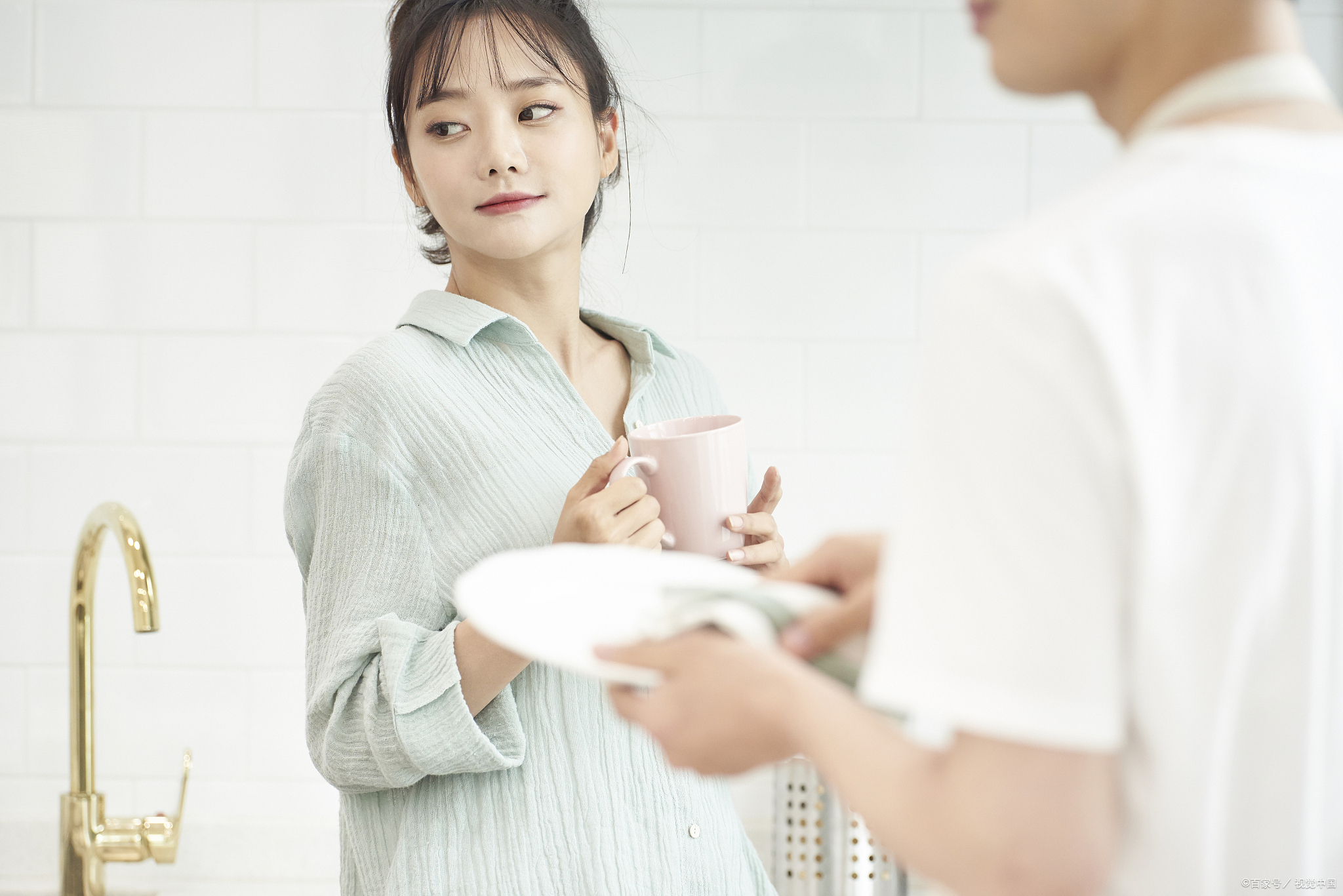 面对困境时，我们应当怎样解决？