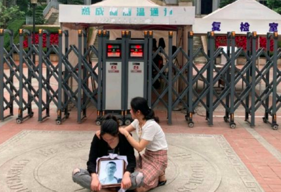 如何看待成都49中学生林唯麒坠楼事件?