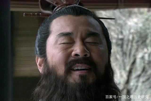 在三国演义中,曹操为什么要割发代首?