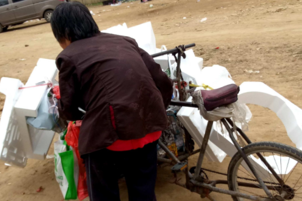 大妈以收垃圾为由拿走孩子零食，这算不算偷盗行为？