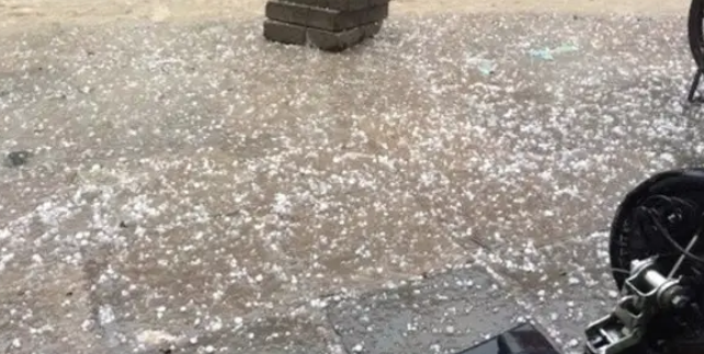 重庆遭大风冰雹侵袭:椅子吹飞将路人包围!一天高温一天下冰雹,到底咋了?