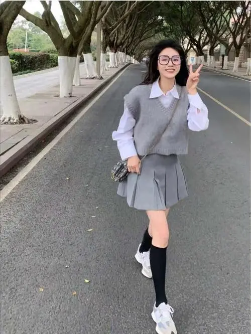 又到了穿短裙的季节了,短裙搭配什么上衣最好看?