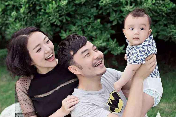 41岁杨乐乐罕露面,瘦到脸颊凹陷显老十岁,曾经的她经历了什么?