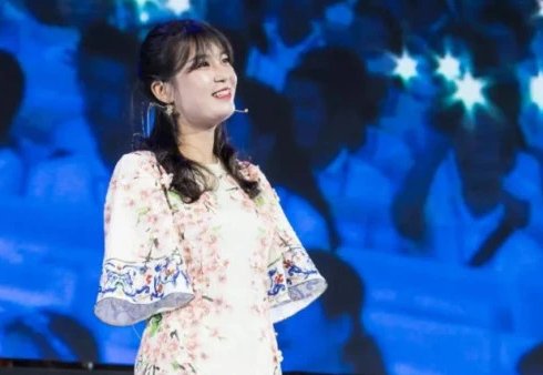 非诚勿扰:无臂女孩被男嘉宾牵手,台下却惨遭抛弃,如今她怎么样了?