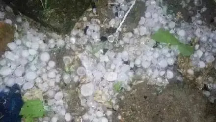 重庆遭大风冰雹侵袭:椅子吹飞将路人包围!一天高温一天下冰雹,到底咋了?