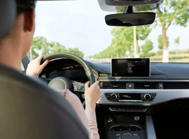 杭州一小区内发生车辆撞人,造成1死2伤,司机是否涉嫌违法驾驶的嫌疑?