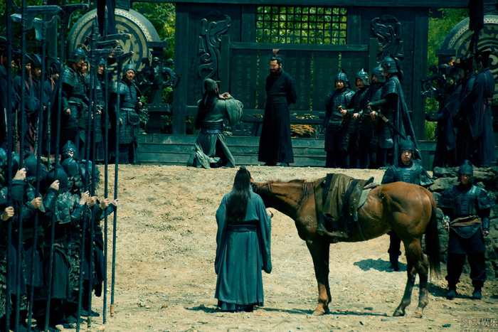 张辽白狼山斩蹋顿,关羽官渡之战刺颜良于马下,谁更厉害?