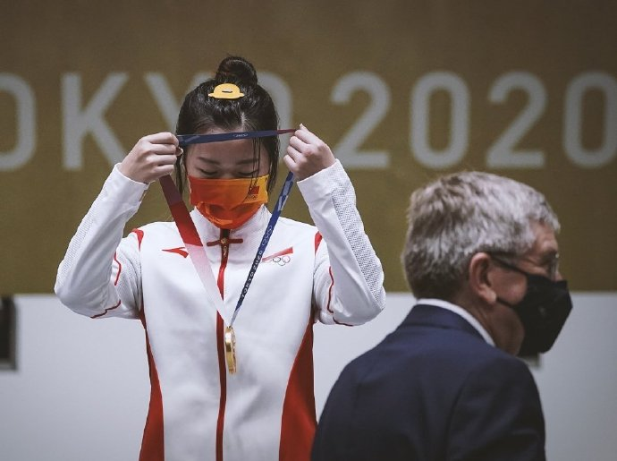 杨倩将奥运会领奖服赠予清华,杨倩为何要这么做?