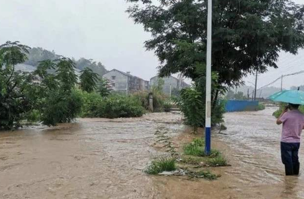 黄冈58岁村支书被洪水冲走,下落不明,洪水中搜救难度有多高?