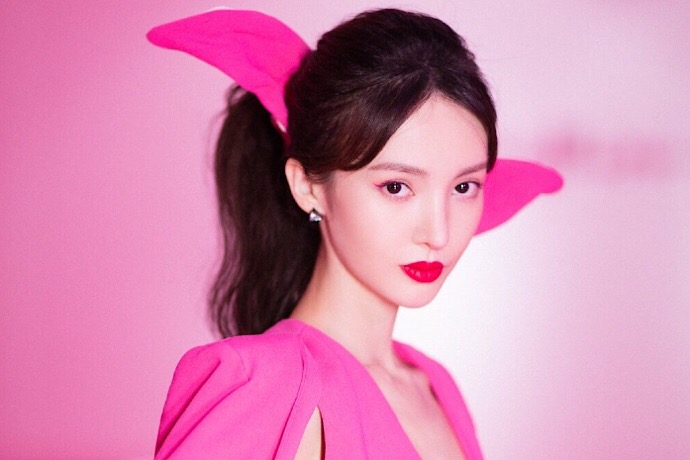 金晨芭比粉造型被吐槽土丑俗基于一身,她hold住这一造型吗?