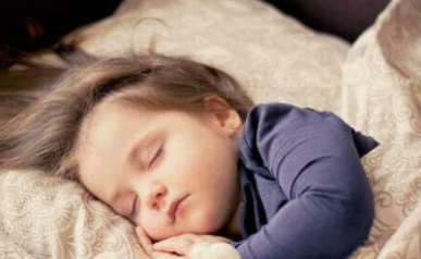 幼儿园小朋友睡觉自己哄自己,小朋友是怎么做的?