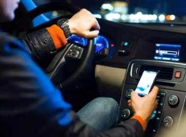 杭州一小区内发生车辆撞人,造成1死2伤,司机是否涉嫌违法驾驶的嫌疑?