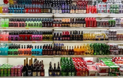 关于永辉超市工作人员用脚踩冷冻鱼虾一事，你有何看法？