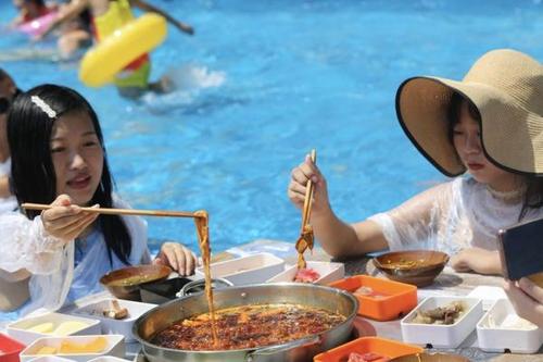 重庆游客坐冰桶里吃火锅是怎么回事?