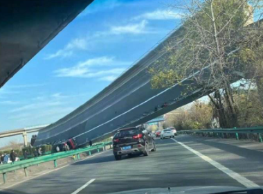 湖北高速桥面侧翻事故目击者发声,称桥一下子歪了,是否是质量问题?